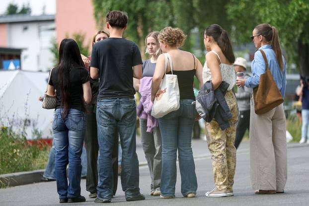 Graz: Dan nakon pokolja u školi brojni građani i učenici polažu cvijeće i pale svijeće za ubijene