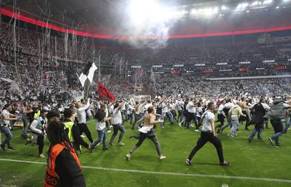 Uefa kaznila Eintracht zbog utrčavanja navijača u teren