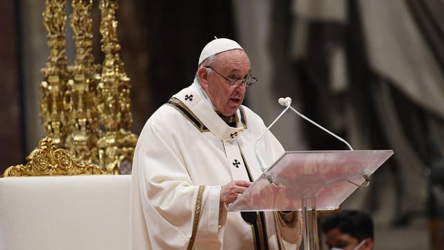 Papa Franjo na misi uskrsnog bdijenja osudio rat u Ukrajini: 'Molimo za vas, budite hrabri'