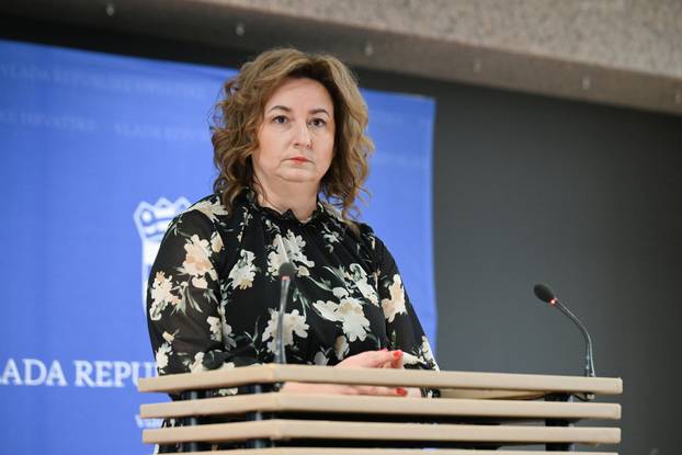 Zagreb: Predsjednica sindikata  hrvatskih učitelja Sanja Šprem dala je izjavu za medije 