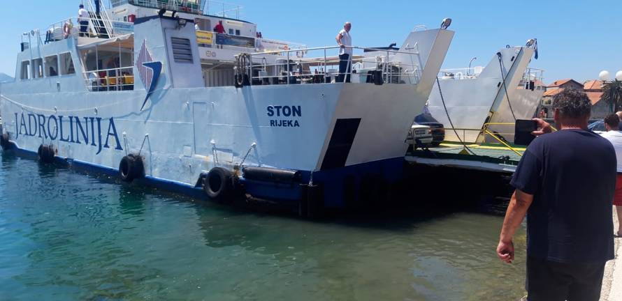 Nasukao se trajekt: Udario je u rivu, dvoje ljudi je ozlijeđeno...