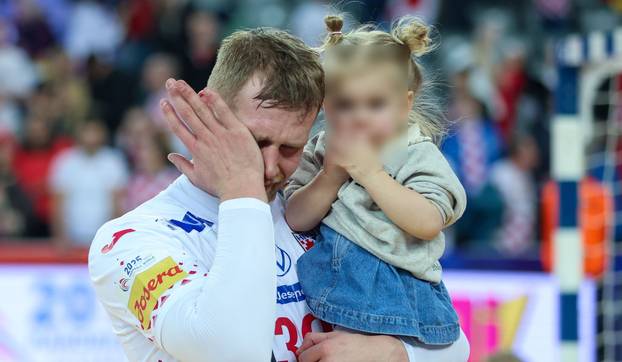 FOTO Mandić plače s djetetom u rukama, Martinović i Karačić ljube supruge. Pogledajte feštu