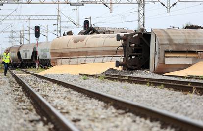 Tik uz kuće: U Dugom Selu prevrnuo se vlak pun brašna
