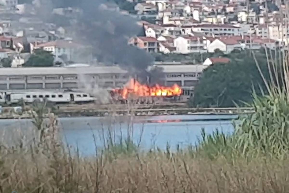 'Vatra je iznenada planula': U Solinu izgorio željeznički vagon