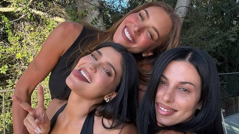 FOTO Prijateljica zgrabila Kylie Jenner za grudi: 'Ljubomoran sam, i ja želim biti tvoj prijatelj'