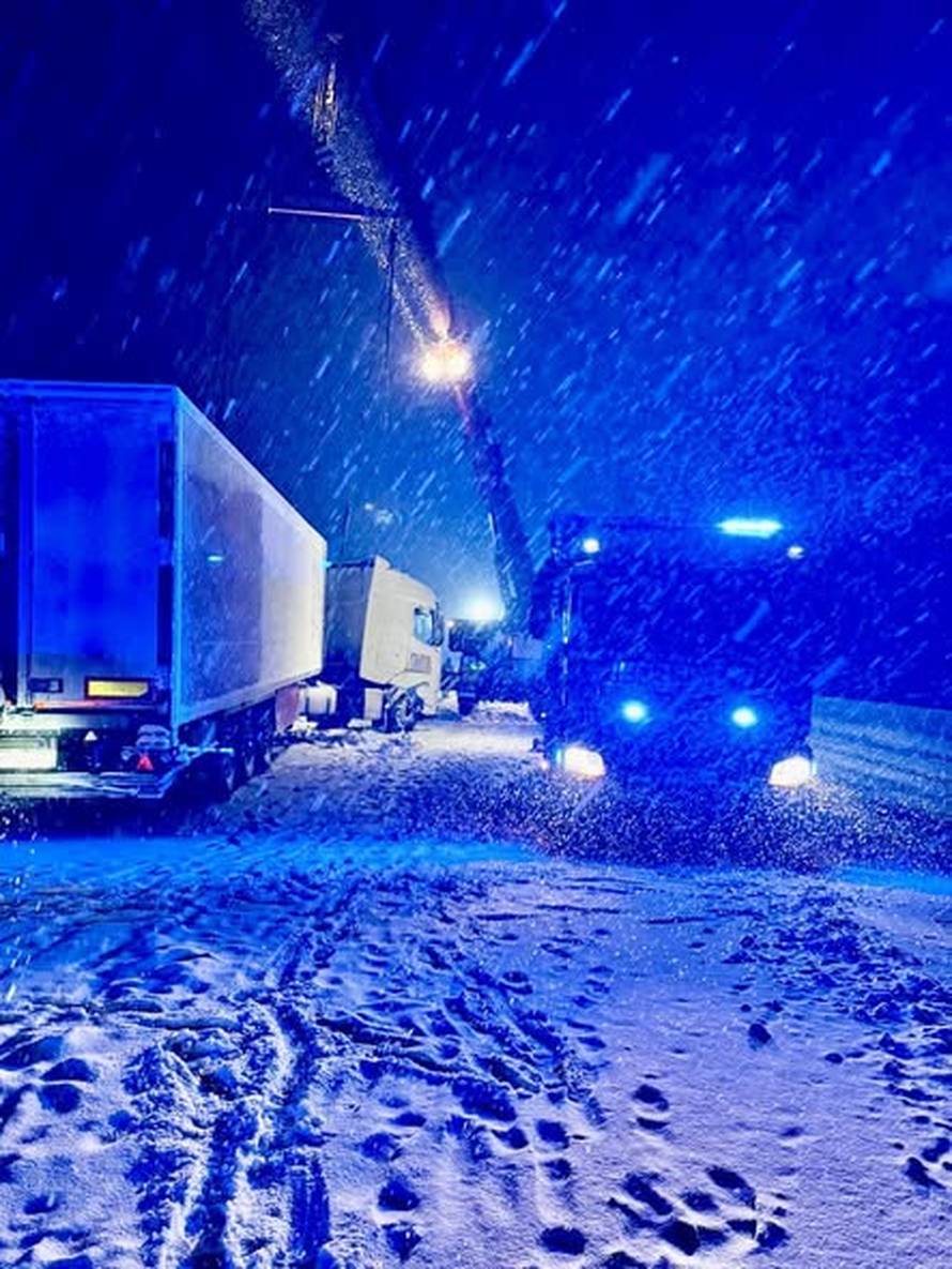 FOTO Snježni kaos paralizirao Austriju, zatvorili aerodrom u Beču, 30.000 kuća bez struje