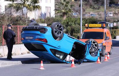 U prometnoj u Splitu automobil završio na krovu, troje u bolnici