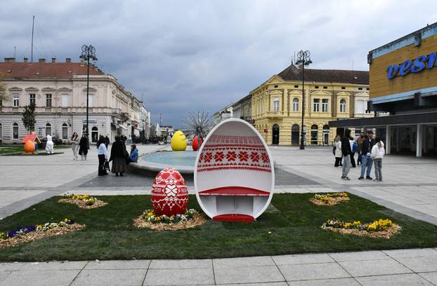 Slavonski Brod: Središnji gradski trg ukrašen velikim pisanicama