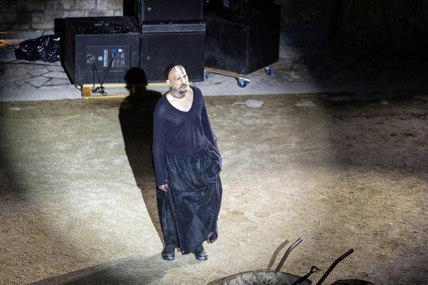 Pula: U Malom rimskom kazalištu odigrana je predstava "Antigona - 2000 godina kasnije"