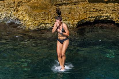 FOTO Lude akrobacije na plaži u Puli: Kupači 'lete' sa stijena, evo kako se bježi od vrućina...