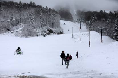 FOTO Platak se zabijelio, snijeg pada i na Sljemenu: Pogledajte kadrove s popularnog skijalište