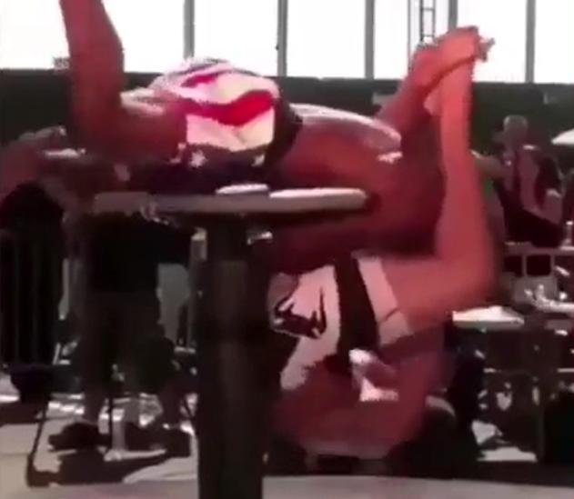 Kakav 'sport': Udarali se preko stola dok ne padnu u nesvijest