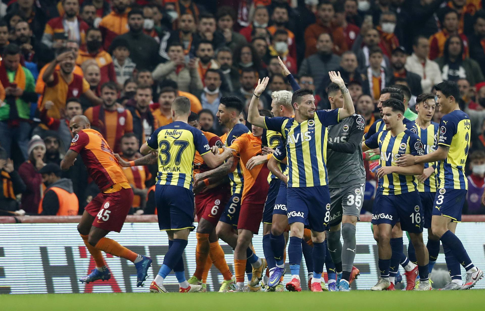 Super Lig - Galatasaray v Fenerbahce