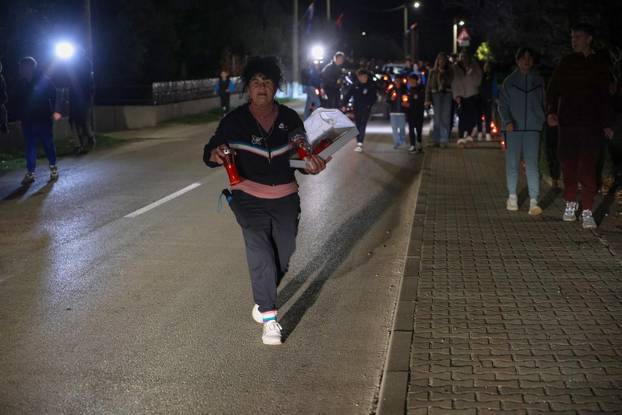 Škabrnja: Odavanje počasti poginulima paljenjem svijeća u Ulici 18. studenog 1991