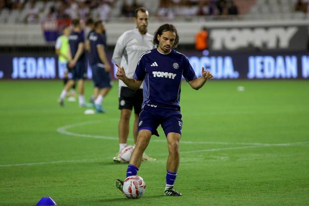Split: Zagrijavanje igra&ccaron;a uo&ccaron;i po&ccaron;etka utakmice Hajduk - Rijeka