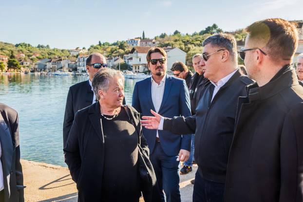 Drvenik Veli: Predsjednik Zoran Milanović položio je vjenac na spomen obilježju “Majka Domovina”