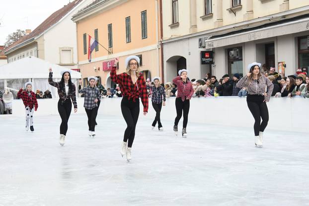 Na otvorenju klizališta u Bjelovaru glavna atrakcija bili su zagrebački klizači i bjelovarski hokejaši