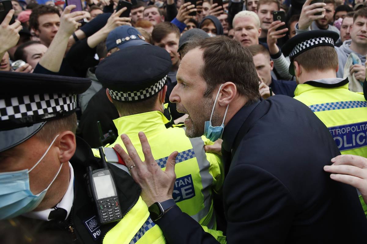 Chelsea i Man. City već zatražili izlaz iz Superlige: Navijače pred stadionom smirivao Petr Čech...
