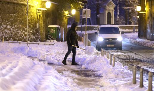 FOTO Snijeg u Zagrebu: Gra&dstrok;ani se primili lopate, hrabre kumice stigle na Dolac na debeli minus