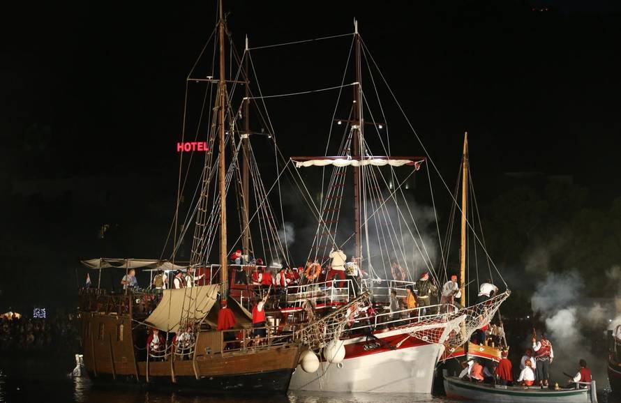 Rekonstrukcija gusarske bitke iz 13. stoljeÄa oduÅ¡evila posjetitelje OmiÅ¡a