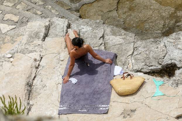 Pula: Građani i turisti na plaži 