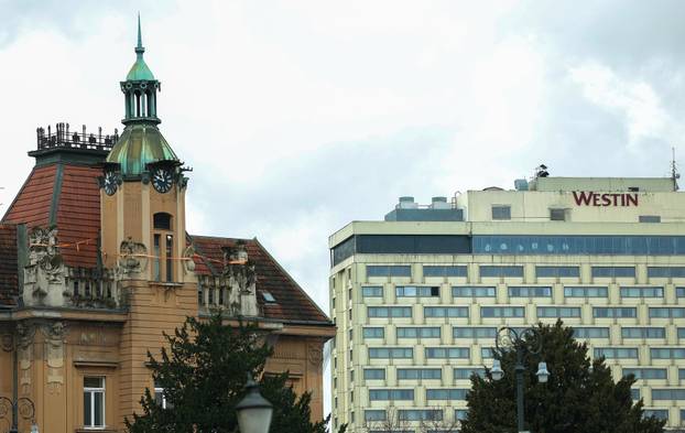 Zagreb: Kipovi na Domu Trgovačko-obrtničke komore zavezani s gurtnama radi sigurnosti