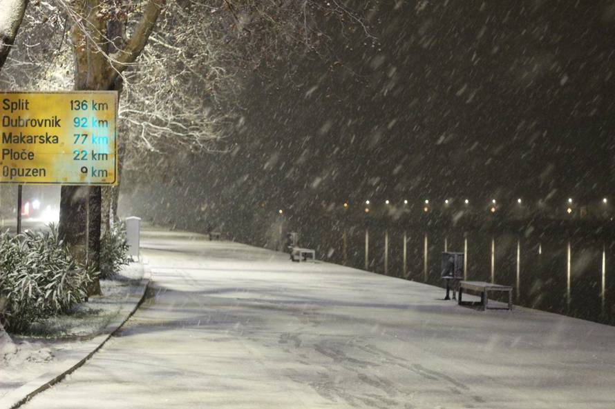 Snijeg zabijelio Dalmaciju: Ima ga u Sinju, Pločama, Solinu...