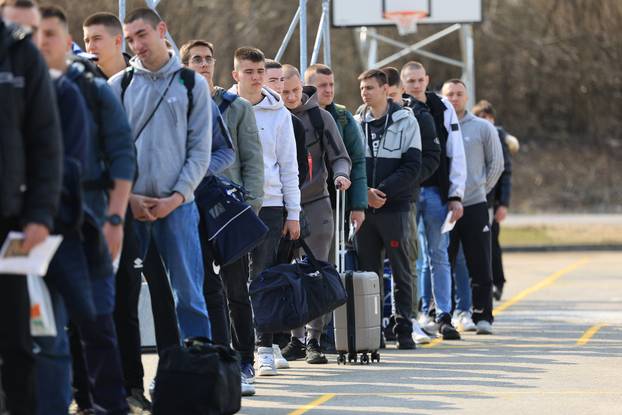 Ministar Anušić i general Kundid na prvom danu TVO-a na Slunju