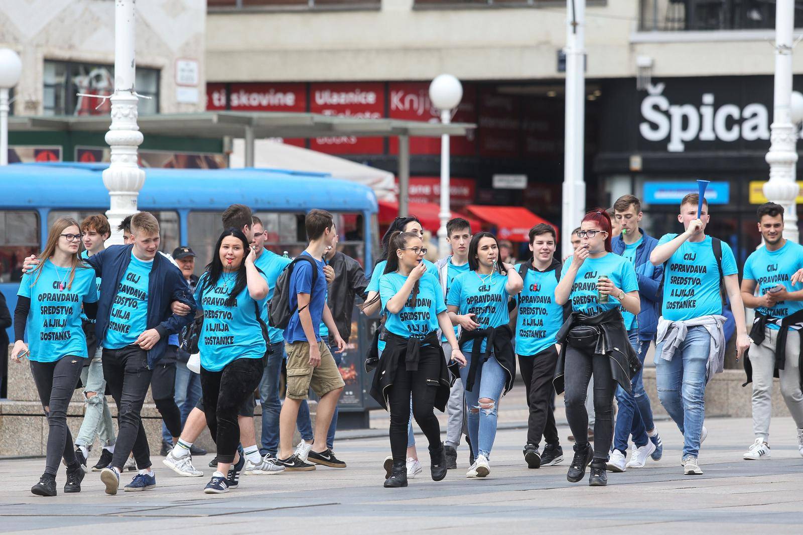 Zagreb: Okupljanje maturanata na Trgu bana JelaÄiÄa