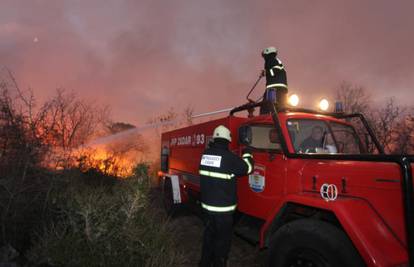 Vatrogasci i kanader uspjeli lokalizirati požar kod Kistanja 