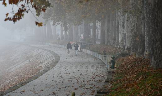 FOTO Gusta magla prekrila ulice u Slavonskom Brodu