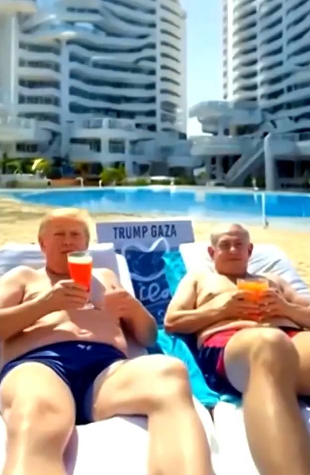 FOTO NAJLUĐE OBJAVE TRUMPA Sebe prikazao kao Isusa i papu. Igrao i nogomet s Ronaldom...