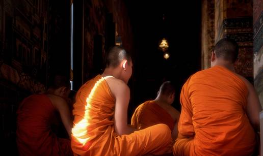 Skandal u hramu: Budisti&ccaron;ki redovnici uhi&cacute;eni s porni&cacute;ima, pumpom za penis i eskort listom