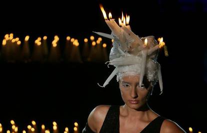 Manekenke na reviji nosile zapaljene svijeće na glavi