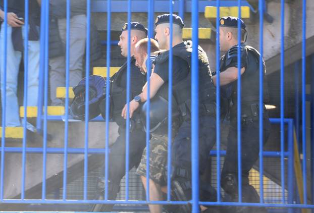 Policija privodi navijače na utakmici između Dinama i Hajduka