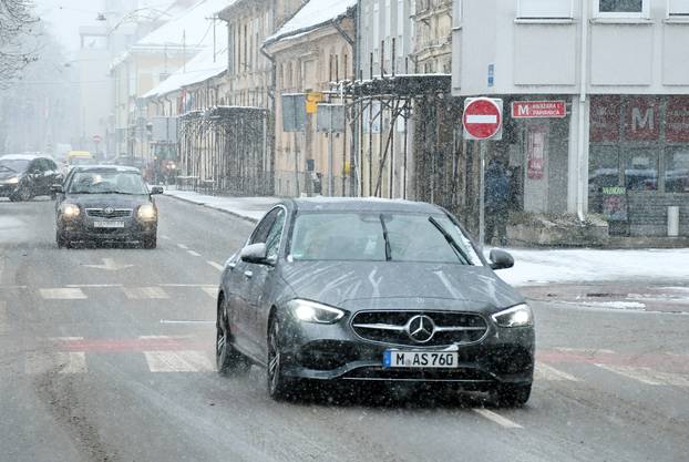 Snijeg zabijelio ulice u Sisku