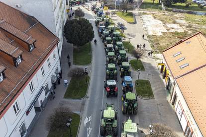 FOTO Prosvjed seljaka iz zraka: Traktorima su blokirali centar Đakova i prometnice u gradu