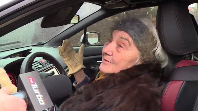 Zaluđena autima: Vremešna bakica obožava svoj Subaru