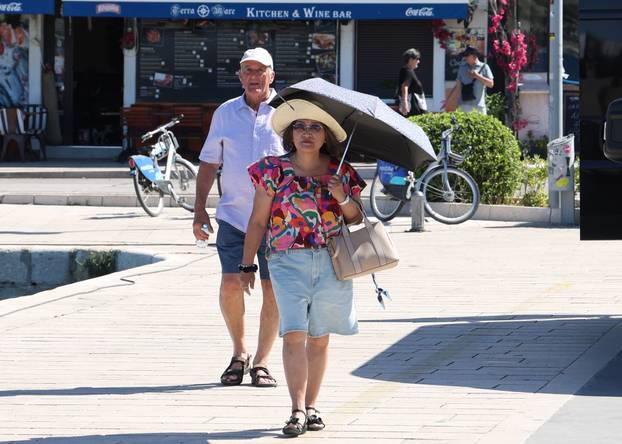 Turisti sa kruzera Viking sea razgledavaju Šibenik