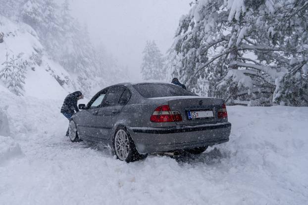 U Vrhovinama i Babinom Potoku palo je oko 50 do 80 cm snijega 