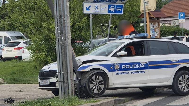 FOTO Policijskim autom udarili su u stup semafora u Zagrebu