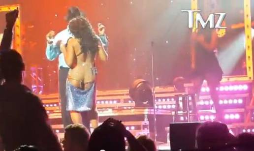 Toni Braxton pukla haljina pa je pokazivala stražnjicu na bini