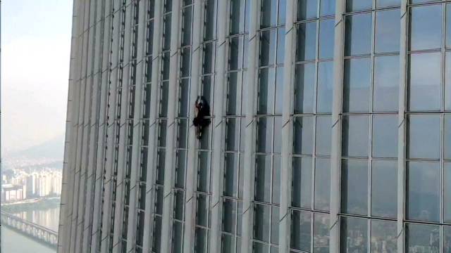 British man climbs the 123-storey Lotte World Tower, in Seoul