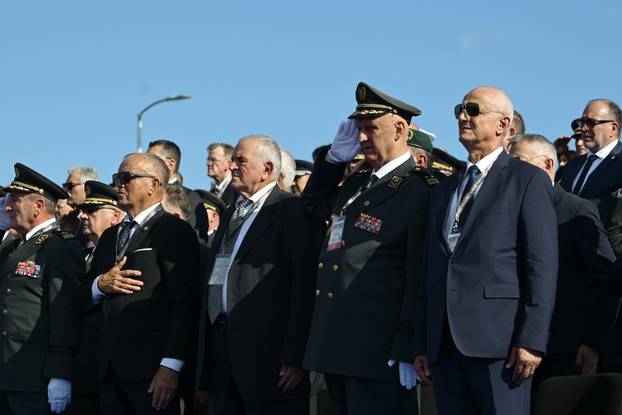 Zagreb: Uzvanici iz lože prate svečani vojni mimohod u povodu 30. obljetnice VRO Oluja