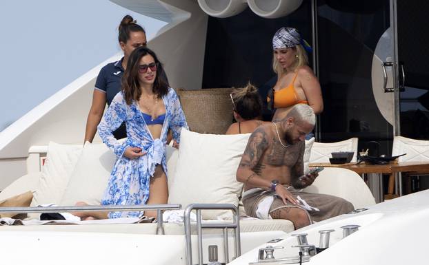 Neymar spends a day with friends on the high seas