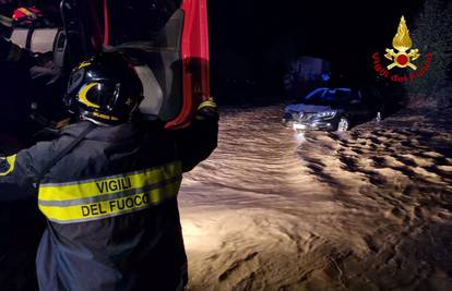 Poplave u Toskani, spašavali vozače, ostali zarobljeni u vodi