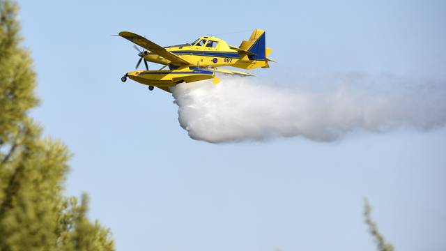 S požarom se bore od subote: Požar kod Milne gasi airtracor