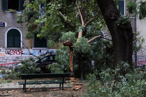 Nevrijeme poharalo Split, vatrogasci imaju pune ruke posla