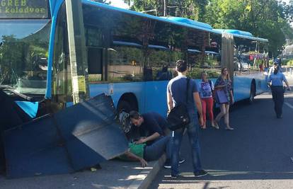 ZET-ov bus zabio se u ogradu: Četvero ljudi završilo u bolnici