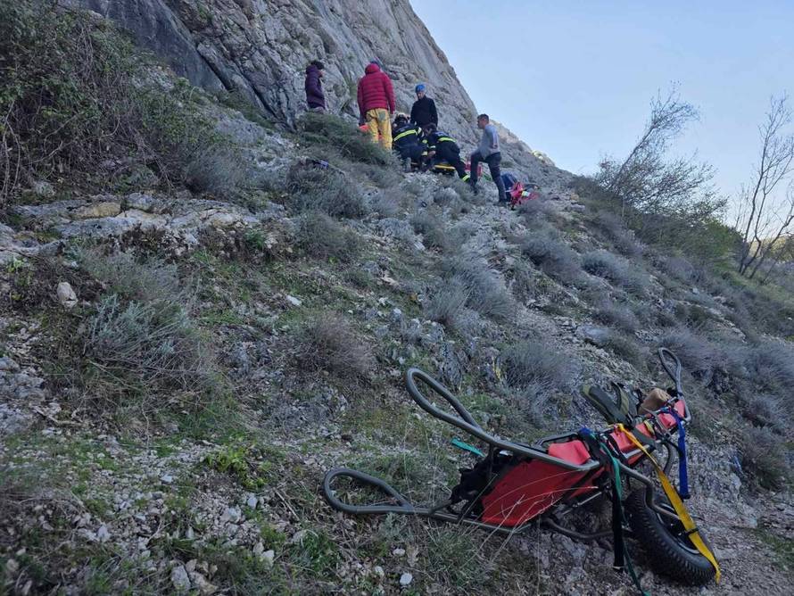 Penjač pao niz stijene na Krku: Prevezli ga helikopterom Hitne